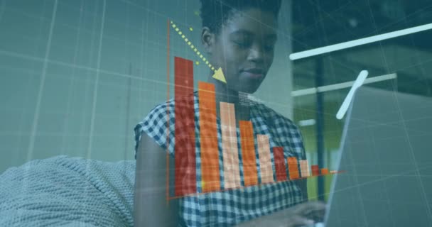 オフィスでラップトップを使用したアフリカ系アメリカ人女性に対する統計データ処理のアニメーション コンピュータインターフェースとビジネスデータ技術のコンセプト — ストック動画