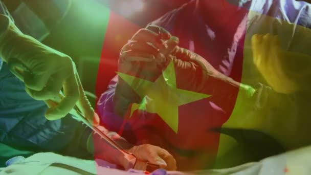 病院で手術を行っている多様な外科医のチームにセネガル国旗を振るアニメーション グローバル医療コンセプト — ストック動画