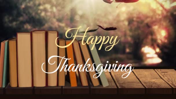 充满欢乐的感恩节祝福文字的动画 秋天的叶子落在了一堆堆在木板上的书籍上 感恩节和秋季的概念 — 图库视频影像