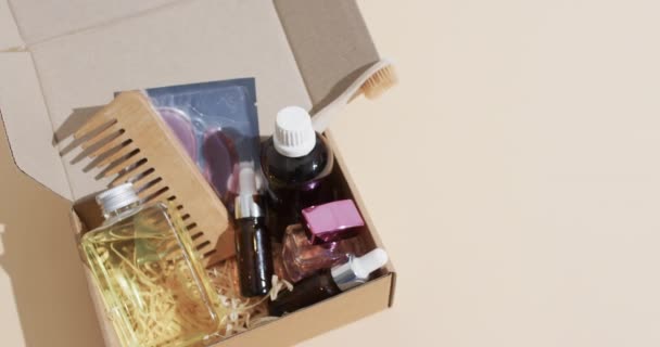 Video Kosmetických Výrobků Kartonové Krabici Kopírovacím Prostorem Přes Hnědé Pozadí — Stock video