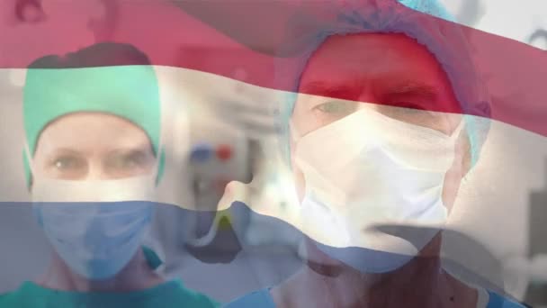 Animación Ondear Bandera Rusa Contra Retrato Cirujano Caucásico Masculino Femenino — Vídeo de stock