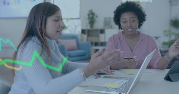 Dizüstü Bilgisayarı Tableti Olan Çeşitli Kadın Meslektaşlarının Çalışma Masasında Tartıştığı — Stok video