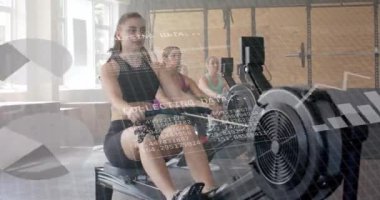 Spor salonundaki kürek çekme makineleri üzerinde çalışan beyaz kadınların arayüzündeki verilerin animasyonu. Fitness, egzersiz, güç, veri, dijital arayüz ve dijital olarak üretilen video.