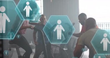 Çeşitli erkeklerin tezahürat yapması ve kadınların spor salonunda eliptik antrenman yapması üzerine insanların animasyonları. Fitness, egzersiz, güç, veri, iletişim ve teknoloji dijital olarak oluşturulmuş video.