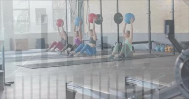 Beden eğitiminde tıp topu tutan farklı kadınların arayüzlerindeki verilerin animasyonu. Fitness, egzersiz, güç, veri, dijital arayüz ve dijital olarak üretilen video.