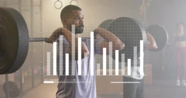 Beden eğitiminde halterli ve çeşitli erkekler üzerinde veri işleme animasyonu. Fitness, egzersiz, güç, veri, dijital arayüz ve dijital olarak üretilen video.