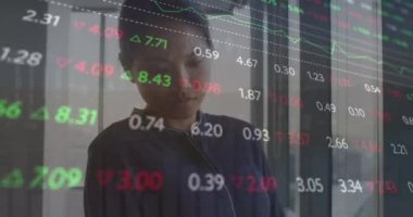 Ofisteki düşünceli Asyalı kadına karşı borsa veri işleme animasyonu. Küresel ekonomi ve iş teknolojisi kavramı
