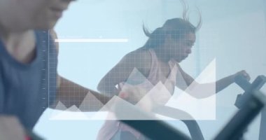 Grafikler üzerinde veri işleme animasyonu, spor salonundaki çeşitli kadınların montajı üzerine. Fitness, egzersiz, güç, veri, dijital arayüz ve dijital olarak üretilen video.