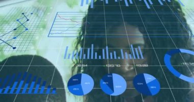 Değişen numaralarla birden fazla grafik animasyonu, ofiste tartışan çeşitli iş arkadaşları. Dijital bileşik, çoklu pozlama, rapor, büyüme, takım çalışması, planlama ve iş konsepti.