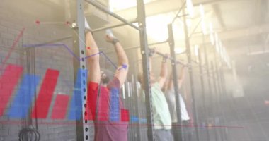 Grafik işleme verilerinin, spor salonundaki çekiş çubukları üzerindeki çeşitli erkek grupları eğitimi üzerine animasyonu. Fitness, egzersiz, güç, veri, dijital arayüz ve dijital olarak üretilen video.