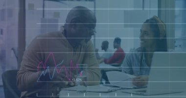 Ofiste dizüstü bilgisayarla tartışan kadın ve erkeğin istatistiksel veri işleme animasyonu. Bilgisayar arayüzü ve iş veri teknolojisi kavramı