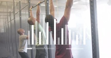 Beden eğitiminde çeşitli erkek gruplarının barfiks çekerek veri işleme çalışmalarının animasyonu. Fitness, egzersiz, güç, veri, dijital arayüz ve dijital olarak üretilen video.