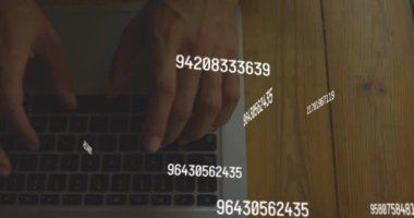 Değişen numaralar, mektuplar, dizüstü bilgisayarda yazan beyaz adamın kırpılmış elleri. Dijital bileşik, çoklu pozlama, iş, büyüme, soyut ve teknoloji kavramı.