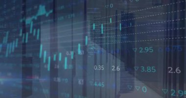 Veri sunucu odasının üzerinde birden fazla grafik ve işlem panosu animasyonu. Dijital bileşik, çoklu pozlama, rapor, iş dünyası, borsa, veri merkezi, ağ ve teknoloji kavramı.