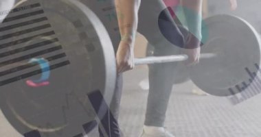 Beden eğitiminde halterle çift ırklı ağırlık eğitimi üzerine arayüz işleme verilerinin animasyonu. Fitness, egzersiz, güç, veri, dijital arayüz ve dijital olarak üretilen video.