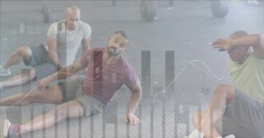 Spor salonundaki çapraz eğitimden sonra rahatlayan çeşitli erkek gruplarının grafiğindeki veri işleme animasyonu. Fitness, egzersiz, güç, veri, dijital arayüz ve dijital olarak üretilen video.