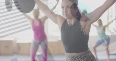 Spor salonunda koltuk değnekleriyle beyaz kadın ağırlık antrenmanında arayüz işleme verilerinin animasyonu. Fitness, egzersiz, güç, veri, dijital arayüz ve dijital olarak üretilen video.