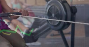 Beden eğitiminde kürek çeken mutlu çift ırklı kadın eğitiminin grafiğindeki veri işleme animasyonu. Fitness, egzersiz, güç, veri, dijital arayüz ve dijital olarak üretilen video.