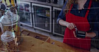 Grafikler, numaralar, kredi kartı okuyucudan müşteri kartı geçiren Kafkas kadın kahveci. Dijital bileşik, çoklu pozlama, rapor, iş, büyüme, meslek ve teknoloji kavramı.