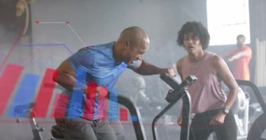 Çeşitli kadın eğitmenlerin grafik işleme verilerinin animasyonu ve spor salonunda erkek eliptik. Fitness, egzersiz, güç, veri, dijital arayüz ve dijital olarak üretilen video.