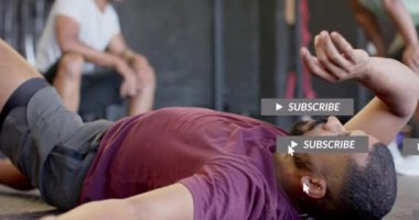 Spor salonundaki eğitimden sonra çift ırklı adamın rahatlamasına ilişkin sosyal medya bildirimleri. Fitness, egzersiz, güç, sosyal ağ, dijital arayüz ve dijital olarak oluşturulmuş iletişim videosu.