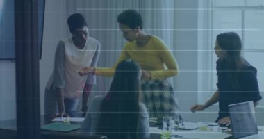 İstatistiksel veri işleme animasyonu. Ofiste birlikte tartışan farklı kadınlara karşı. Bilgisayar arayüzü ve iş veri teknolojisi kavramı