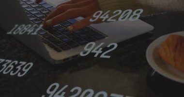 Dizüstü bilgisayarda yazı yazan ve plakayı teslim eden beyaz kadının birden fazla değişen numaralarının animasyonu. Dijital bileşik, çoklu pozlama, iş, büyüme, rakamlar ve teknoloji kavramı.