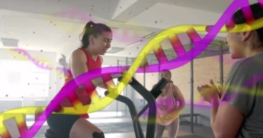 Beyaz kadın antrenör ve kadın animajı. Spor salonunda eliptik antreman yapıyorlar. Fitness, egzersiz, güç, veri, genetik ve teknoloji dijital olarak oluşturulmuş video.