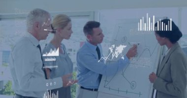Çeşitli yöneticilerin iş arkadaşlarına stratejiyi açıklarken birden fazla grafik, harita ve verinin animasyonu. Dijital bileşik, çoklu pozlama, rapor, iş, planlama, küresel ve takım çalışması kavramı.