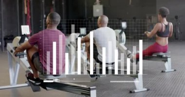 Değişik kadın ve erkeklerin spor salonunda kürek çekme makinelerinde eğitim almaları üzerine veri animasyonu. Fitness, egzersiz, güç, veri, dijital arayüz ve dijital olarak üretilen video.