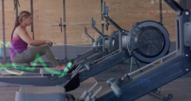 Beden eğitiminde kürek çeken çift ırklı kadın eğitiminin grafiğindeki verilerin animasyonu. Fitness, egzersiz, güç, veri, dijital arayüz ve dijital olarak üretilen video.