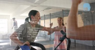 Beyaz kadın üzerindeki grafik işleme verilerinin canlandırılması spor salonundaki arkadaşları tarafından alkışlandı. Fitness, egzersiz, güç, veri, dijital arayüz ve dijital olarak üretilen video.