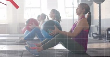 Çeşitli kadınların spor salonundaki tıp toplarıyla çapraz eğitimleri üzerine grafik işleme verilerinin animasyonu. Fitness, egzersiz, güç, veri, dijital arayüz ve dijital olarak üretilen video.