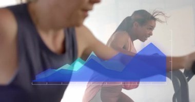 Değişik kadınların spor salonundaki eliptikler üzerinde çalışmalarına ilişkin mavi grafikteki veri işleme animasyonu. Fitness, egzersiz, güç, veri, dijital arayüz ve dijital olarak üretilen video.