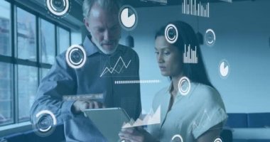 Muhtelif erkek ve kadınların ofiste tartıştıkları istatistiksel veri işleme animasyonu. Bilgisayar arayüzü ve iş veri teknolojisi kavramı