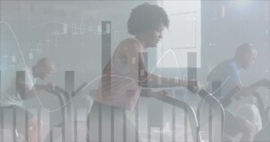 Grafik üzerinde veri işleme animasyonu. Spor salonunda eliptik üzerinde melez bir kadının çapraz eğitimi. Fitness, egzersiz, güç, veri, dijital arayüz ve dijital olarak üretilen video.