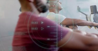 Beden eğitiminde kürek çekme makinelerinde çeşitli gruplar üzerine veri işleme animasyonu. Fitness, egzersiz, güç, veri, dijital arayüz ve dijital olarak üretilen video.