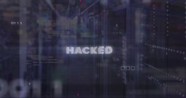 Hacklenmiş metnin animasyonu, ikili kodlar ve bilgisayar dili, sunucu odasında devre kartı deseni. Dijital bileşik, kırma, kodlama, programlama dili, veri merkezi, ağ oluşturma, teknoloji.