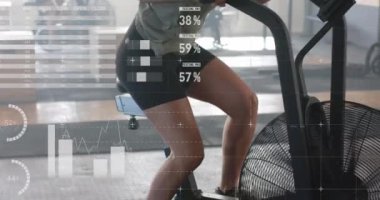 Beyaz kadın spor salonunda eliptik antreman yaparken arayüz işleme verilerinin animasyonu. Fitness, egzersiz, güç, veri, dijital arayüz ve dijital olarak üretilen video.