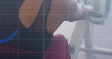 Beden eğitiminde kürek çeken bir kadının orta bölümündeki grafik işleme verilerinin animasyonu. Fitness, egzersiz, güç, veri, dijital arayüz ve dijital olarak üretilen video.