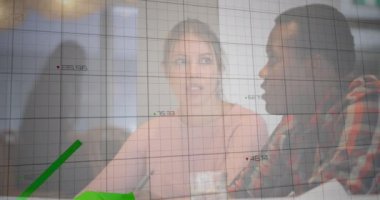 Grafiklerin animasyonu ve çeşitli iş arkadaşlarının ofiste fikirlerini paylaşmaları üzerine değişen numaralar. Dijital bileşik, çoklu pozlama, rapor, büyüme, takım çalışması, tartışma ve iş konsepti.