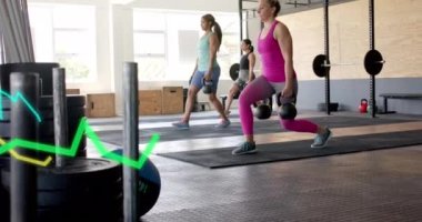 Beden eğitiminde kettlebell kullanan çeşitli kadınların grafik işleme verilerinin animasyonu. Fitness, egzersiz, güç, veri, dijital arayüz ve dijital olarak üretilen video.