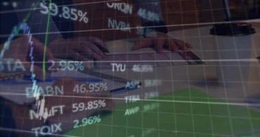 Birden fazla grafik ve ticaret kurulunun animasyonu, masa başında konuşan Kafkasyalı iş arkadaşları. Dijital bileşik, çoklu pozlama, rapor, iş dünyası, takım çalışması ve borsa konsepti.