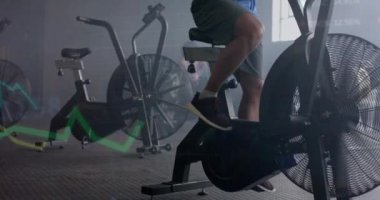 Afrika kökenli Amerikalı bir adamın spor salonunda eliptik eğitimi üzerine veri işleme animasyonu. Fitness, egzersiz, güç, veri, dijital arayüz ve dijital olarak üretilen video.