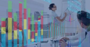 Çok renkli grafiklerin animasyonu, çeşitli bayan çalışanlara raporları açıklayan çizelgeler. Dijital bileşik, çoklu pozlama, iş, planlama ve takım çalışması kavramı.