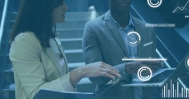 Muhtelif işadamları ve iş kadınlarına karşı veri işleme animasyonu ofiste tartışılıyor. Bilgisayar arayüzü ve iş veri teknolojisi kavramı