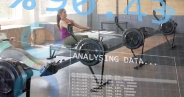 Beden eğitiminde kürek çeken çeşitli kadınlar için arayüz işleme verilerinin animasyonu. Fitness, egzersiz, güç, veri, dijital arayüz ve dijital olarak üretilen video.