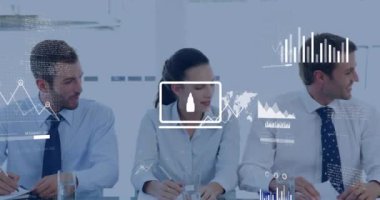 Grafiklerin, bulutların, haritanın, not defterine yazıp ofiste tartışan çeşitli iş arkadaşlarının animasyonu. Dijital bileşik, çoklu pozlama, rapor, iş, planlama, takım çalışması, küresel ve teknoloji.