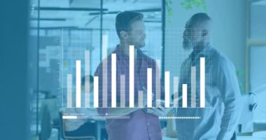 İstatistiksel veri işleme animasyonu ofiste tartışan iki farklı adama karşı. Bilgisayar arayüzü ve iş veri teknolojisi kavramı