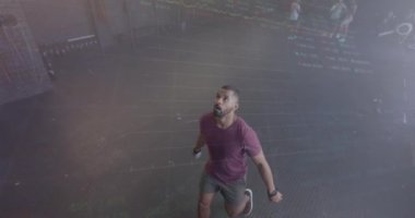 Grafik işleme verilerinin animasyonu, spor salonundaki spor salonlarında melez bir adamın çapraz eğitimi üzerine. Fitness, egzersiz, güç, veri, dijital arayüz ve dijital olarak üretilen video.